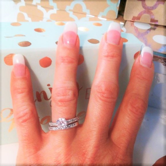 Simulated Diamonds Wedding Engagement Wedding Set Round Ring - Picture 2 of 11